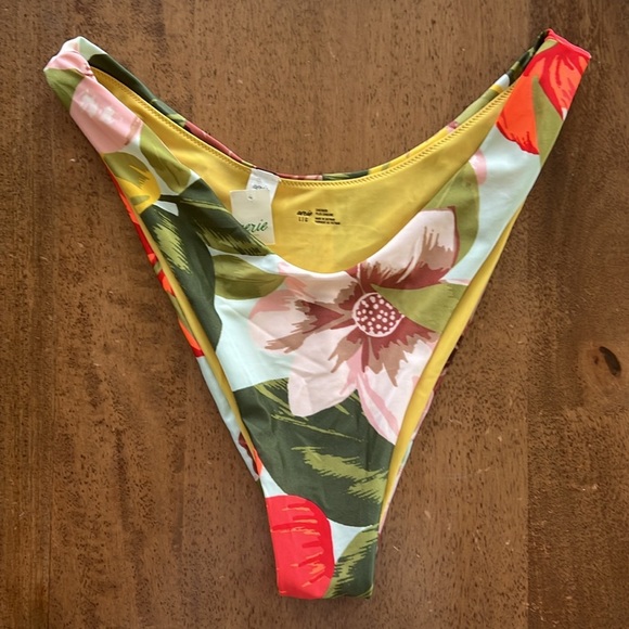 Aerie Hawaiian Tropical Print Super High-Cut Cheeky Brazilian Bikini Bottom - Picture 3 of 4